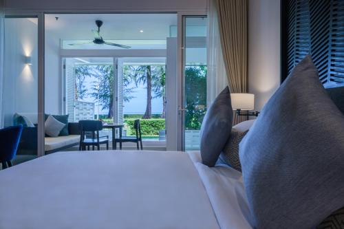 Premier King with Garden and Sea View