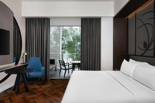 Deluxe King Room with Balcony and Sea View