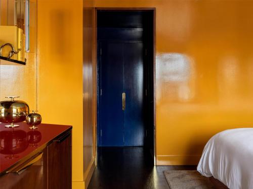 Deluxe Corner Room with One King Bed and Tub - Mobility Accessible