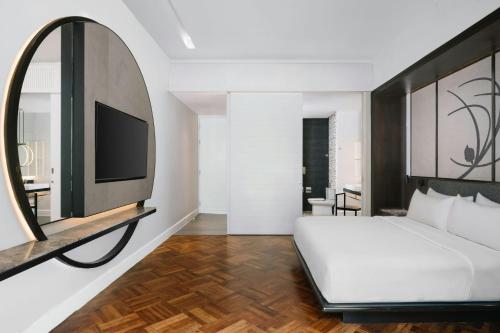 Deluxe King Room with Balcony