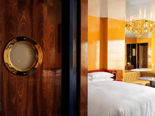 Corner King Room