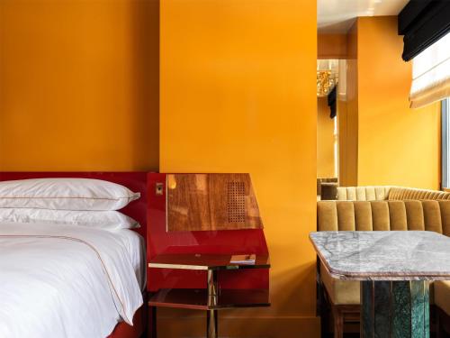 Corner King Room