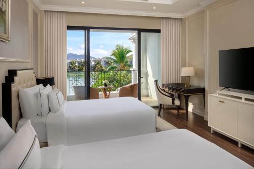Four-Bedroom Villa with Lake View and Private Pool