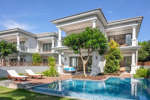 Four-Bedroom Villa with Lake View and Private Pool