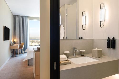 Deluxe Room - Ultimate Staycation with Attraction Tickets & Kids Go Free