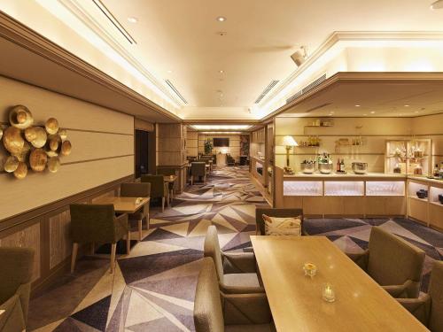 Deluxe King Suite with Lounge Access