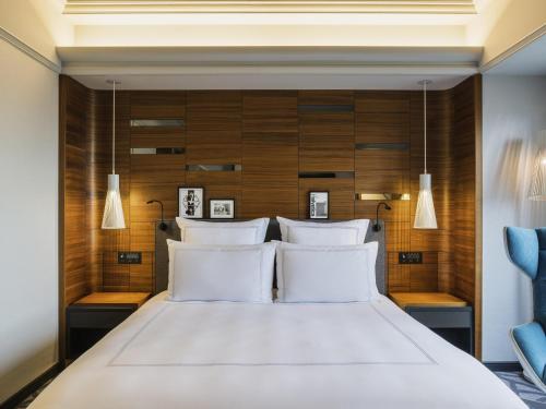 Deluxe King Suite with Lounge Access