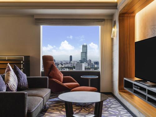 Deluxe King Suite with Lounge Access