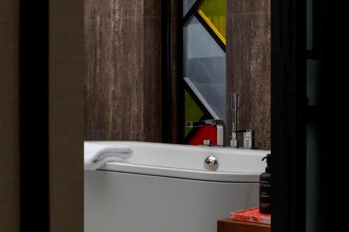 King Room – Free Breakfast, 20% off Food and Beverage, Palm Jumeirah Mall Access, Late Checkout
