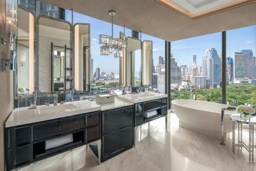 Family Suite with Lumpini Park View - Club Lounge Access