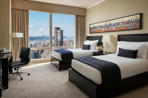 Connecting Hudson River View Family Rooms