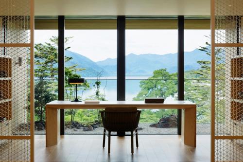 Ritz-Carlton King Suite with Lake View and Balcony