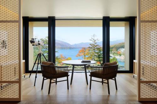Ritz-Carlton King Suite with Lake View and Balcony