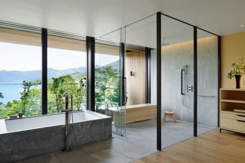 Ritz-Carlton King Suite with Lake View and Balcony
