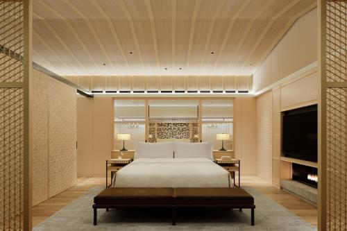Ritz-Carlton King Suite with Lake View and Balcony