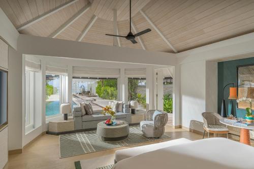 Sunset Family Beach Villa with Pool King
