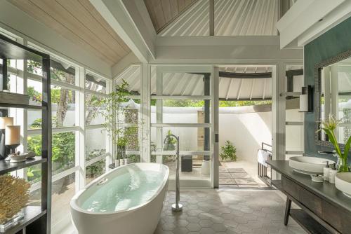 Sunset Family Beach Villa with Pool King