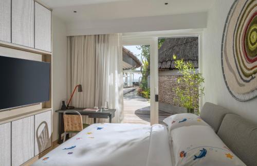 Sunset Family Beach Villa with Pool King