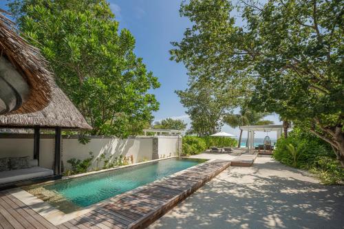 Sunset Family Beach Villa with Pool King