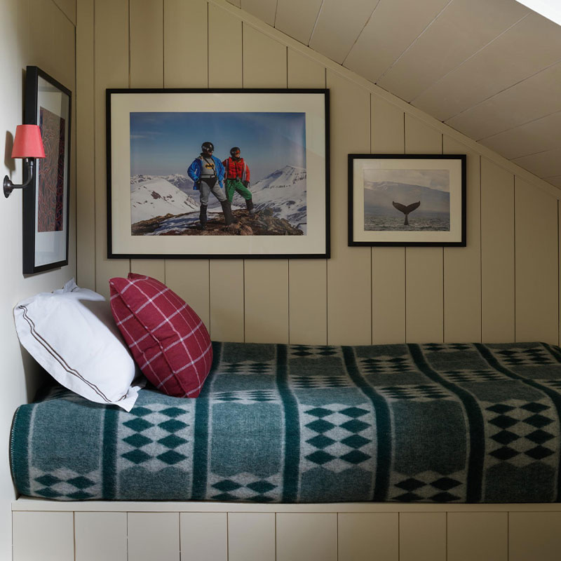 Grettir - King Bed w 2 Twin Beds
