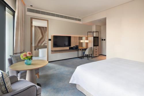 Beverage Privileges of 7 hours | Complimentary Breakfast + Lunch + Dinner | Kids Go Free | Access to the World’s Highest Infinity Pool with 2PM Check-in & 2PM Check-out and Guaranteed Upgrade to Sea View Room
