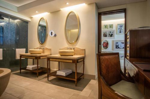 Peninsula Balcony Suite