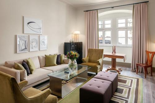 Deluxe Suite Sundial Garden View