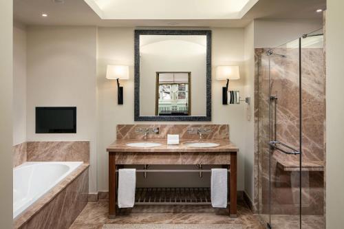 Deluxe Suite Castle View