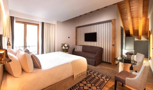 Junior Suite with Mountain View (2 adults + 1 child)