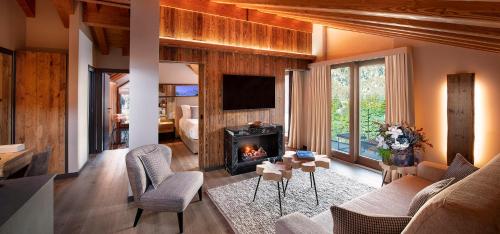 Rooftop Suite with Mountain View (2 adults + 2 children)