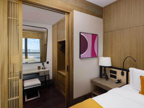 Deluxe City View King Room