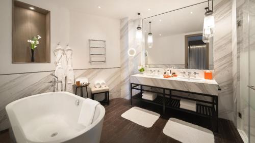 Premier River View Suite