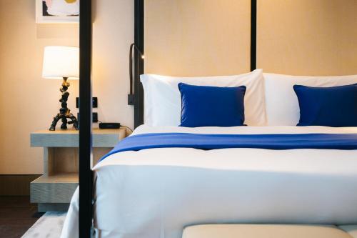 Deluxe River View Suite