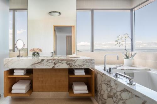 Accessible Deluxe Bay View King Room