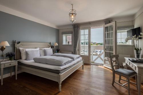 Deluxe Double Room with Balcony and Sea View