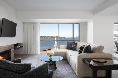 Deluxe Elliott Bay Suite