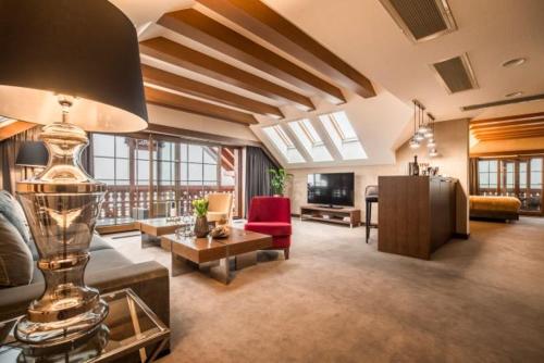 Apartment Grand with Balcony