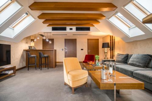 Apartment Grand with Balcony