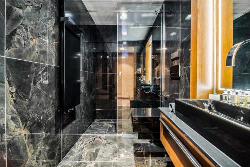Apartment Grand with Balcony