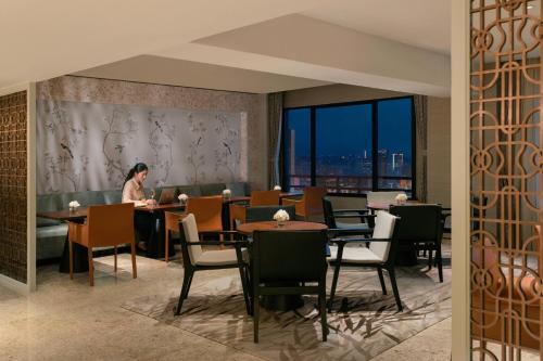 Club Business Studio, Club level, Larger Studio, 1 King