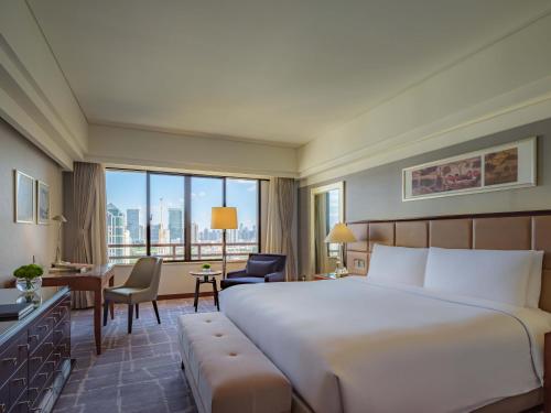 Club Skyline View, Club level, Guest room, 1 King