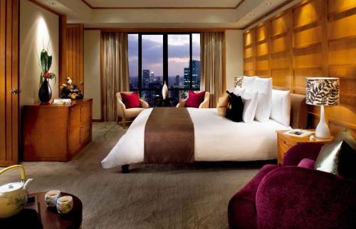 One-Bedroom Penthouse King Suite - Club Lounge Access
