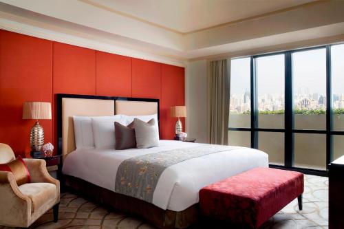 One-Bedroom Penthouse King Suite - Club Lounge Access