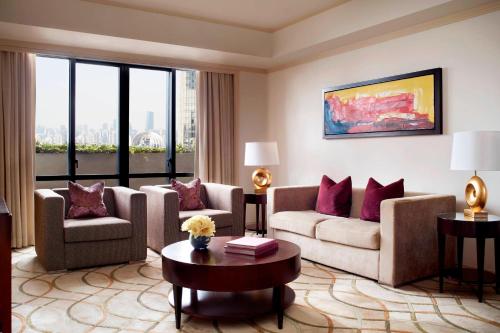 One-Bedroom Penthouse King Suite - Club Lounge Access