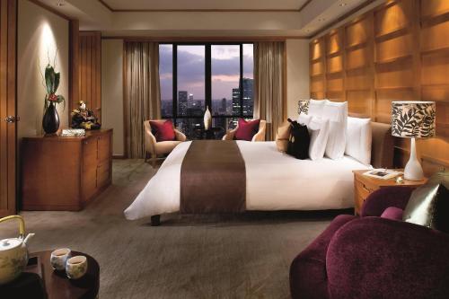 One-Bedroom Penthouse King Suite - Club Lounge Access
