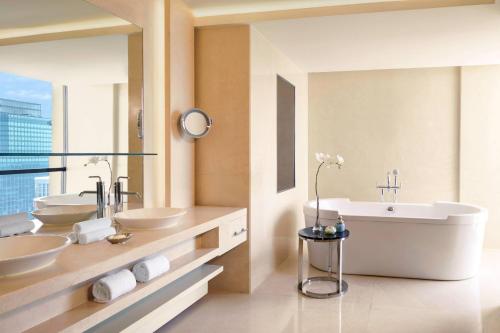 One-Bedroom Penthouse King Suite - Club Lounge Access