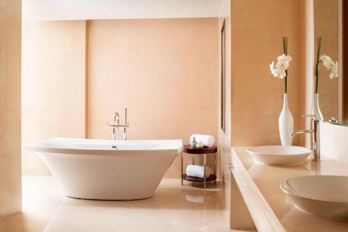 One-Bedroom Penthouse King Suite - Club Lounge Access