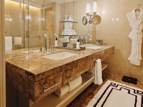 Two-Bedroom Penthouse Suite - Club Lounge Access