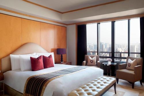 Two-Bedroom Penthouse Suite - Club Lounge Access