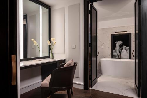 Deluxe King Suite